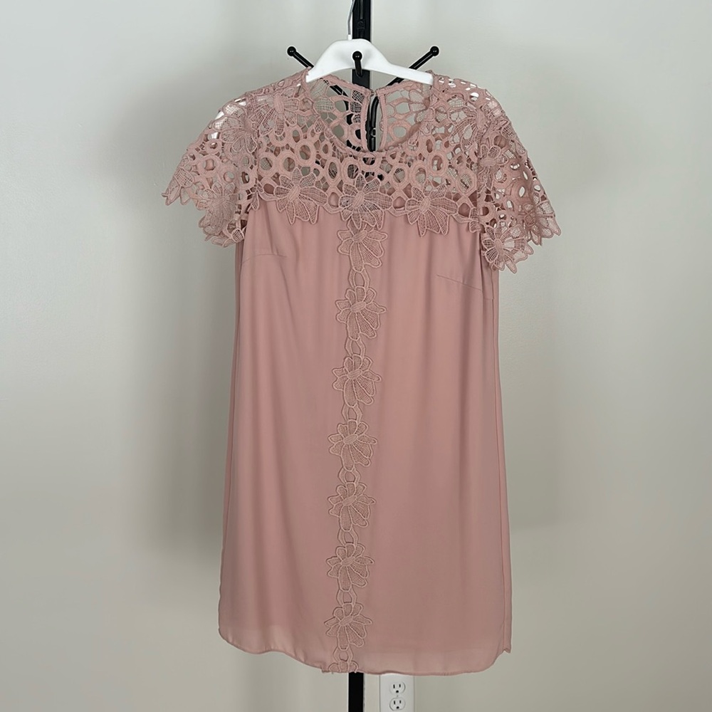NANETTE LAPORE Embroidered Yoke Shift Dress in Rose, short sleeve